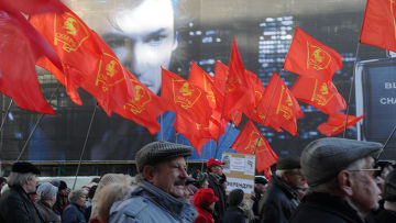 Шествие КПРФ в честь годовщины Октябрьской революции в Москве