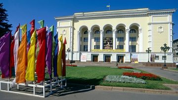 На улицах танки, но в опере поют На улицах танки, но в опере поют