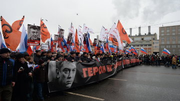 Тысячи людей приняли участие в маршах памяти Немцова