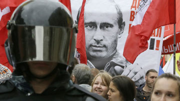 Плакат с Владимиром Путиным на акции протеста в Санкт-Петербурге, 15 сентября 2012 года