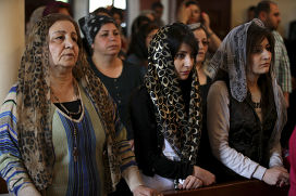 Ассирийские христиане на службе в церкви в Бейруте 
