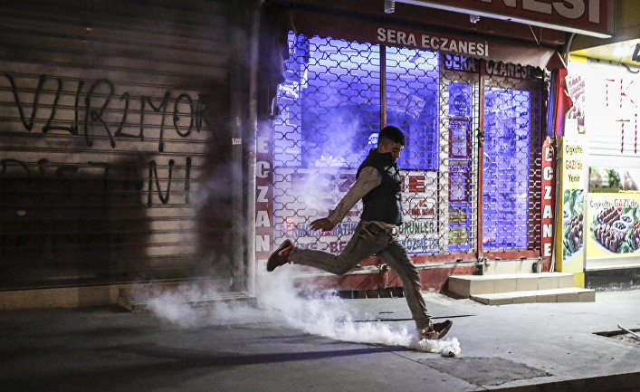 Столкновения в Стамбуле, начавшиеся после похорон курда Азиза Гулера, убитого на севере Сирии