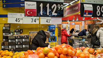 Жители Омска покупают турецкие фрукты в одном из магазинов города