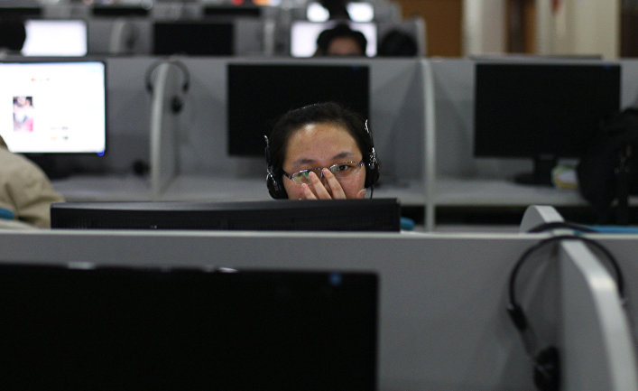 Девушка в интернет-кафе в Пекине