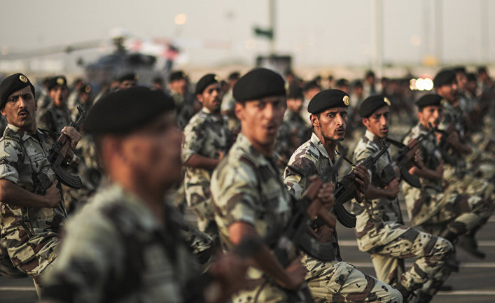 Солдаты сил безопасности Саудовской Аравии во время военного парада в Эр-Рияде накануне ежегодного хаджа