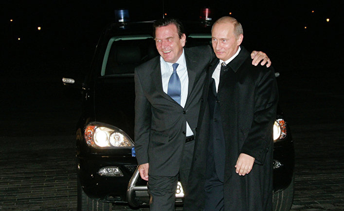 Владимир Путин и Герхард Шредер у входа в Константиновский дворец