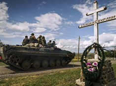 Ополченцы проезжают мимо памятника на месте крушения самолета Малайзийских авиалиний