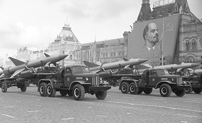 Подразделение зенитных ракет на параде на Красной площади 7 ноября