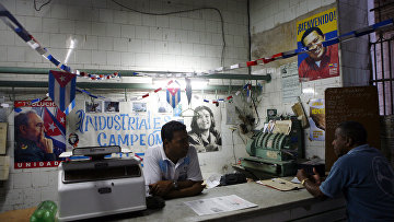 Сотрудник магазина разговаривает с покупателем в Гаване