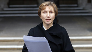 Марина Литвиненко читает заявление возле здания Королевского суда в Лондоне