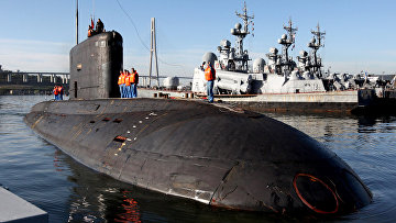 Дизельная подводная лодка "Краснокаменск" проекта 877 во время швартовки в главной базе Тихоокеанского флота во Владивостоке