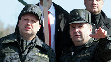 Исполняющий обязанности президента Украины Александр Турчинов и командующий Национальной гвардией Украины генерал-лейтенант Степан Полторак