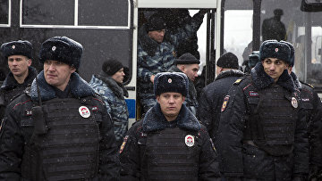 Отряд полиции дежурит во время акции протеста в Москве
