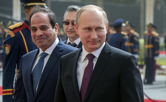 Президент России Владимир Путин и президент Египта Абдель Фаттах Ас-Cиси во время церемонии официальной встречи в Каире