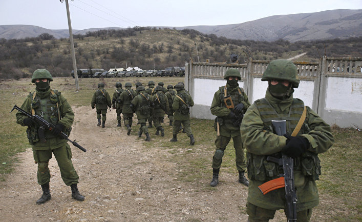 Российские солдаты на военной базе в Перевальном, 4 марта 2014 года