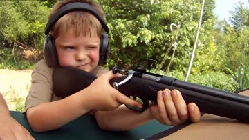 Ребенок стреляет из Cricket Mt First Rifle