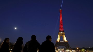Эйфелева башня окрашенная в цвета бельгийского флага в память о жертвах терактов