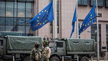 Военнослужащие обеспечивают безопасность штаб-квартиры Европейской комиссии в Брюсселе