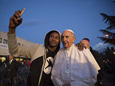 Папа Римский Франциск посетил лагерь для беженцев в Кастельнуово-ди-Порта недалеко от Рима