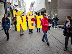 Нидерландский политик Гарри ван Боммел из социалистической партии агитирует людей на улице в Гааге против референдума об ассоциации ЕС с Украиной Нидерландский политик Гарри ван Боммел из социалистической партии агитирует людей на улице в Гааге против референдума об ассоциации ЕС с Украиной