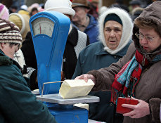 Пенсионеры делают покупки на рынке Пенсионеры делают покупки на рынке