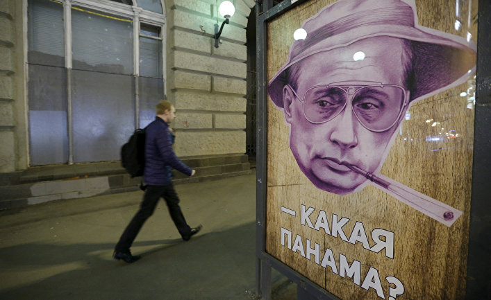 Постер с изображением Владимира Путина на автобусной остановке в Москве