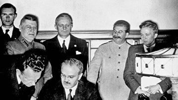 Молотов подписывает Договор о ненападении между Германией и Советским Союзом