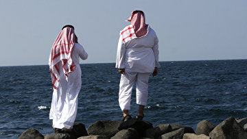 Мужчины на пляже на берегу Красного моря в Джидде