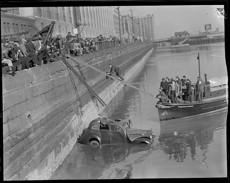 Автомобиль погружается в канал Форт-Пойнт Автомобиль погружается в канал Форт-Пойнт