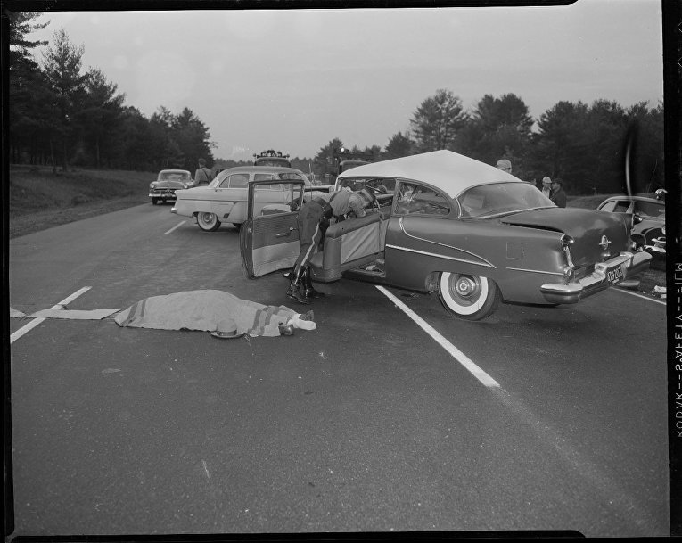 Автомобиль и тело на дороге Автомобиль и тело на дороге