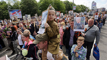 Участники акции «Бессмертный полк» во время шествия в Донецке