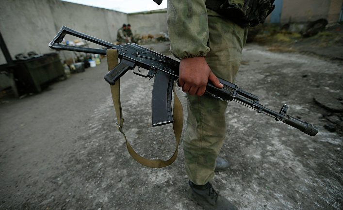 Автомат Калашникова в руке украинского военного