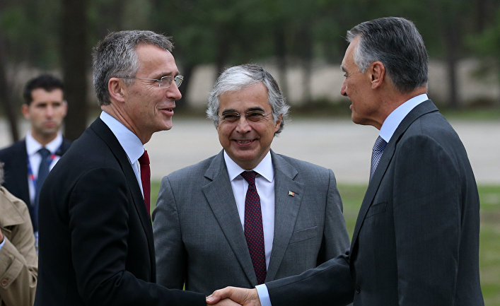 Генеральный секретарь НАТО Йенс Столтенберг, президент Португалии Анибал Каваку Силва и министр обороны Хосе Педро Агуиар-Бранко