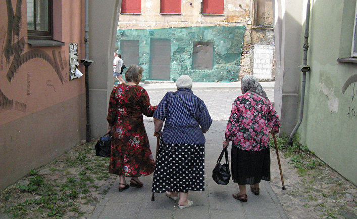 Пожилые женщины на улице в Вильнюсе