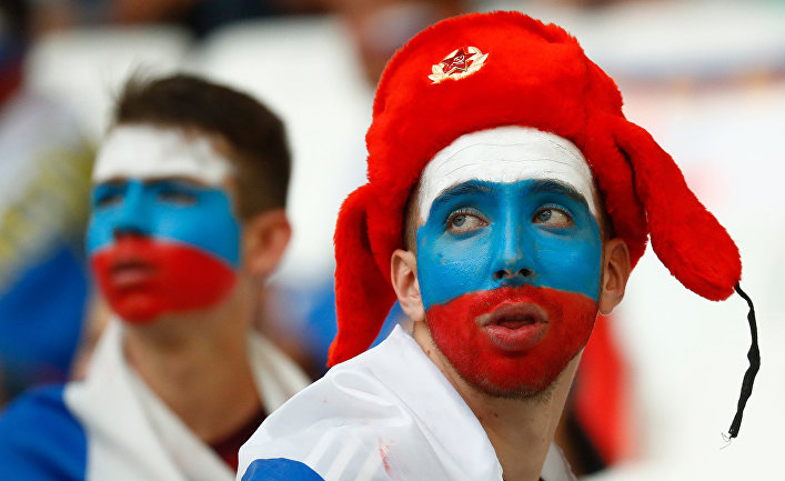Российские болельщики во время матча Россия-Англия