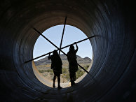 Люди стоят в металлической трубе после испытаний Hyperloop в Лас-Вегасе
