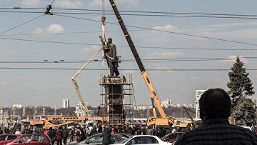 Сотрудники коммунальных служб Запорожья во время демонтажа самого большого на Украине памятника Ленину.