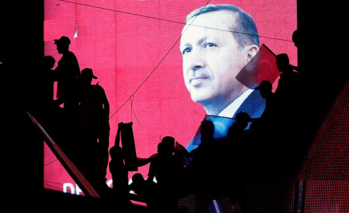 Сторонники президента Турции Тайипа Эрдогана во время проправительственной демонстрации в Анкаре