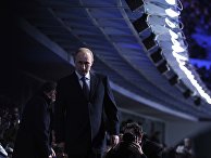 Президент России Владимир Путин на трибуне во время церемонии закрытия XXII зимних Олимпийских игр в Сочи