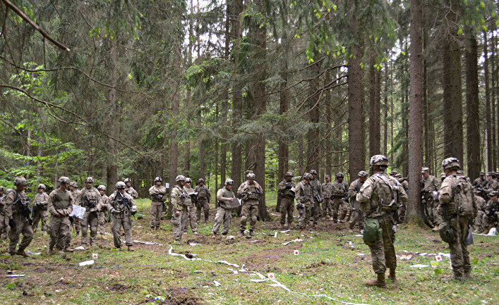 Американские солдаты на учениях в в Хоэнфельс, Германия.