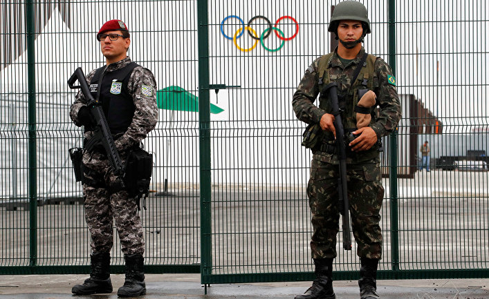 Солдаты военной полиции возле парка Олимпиады-2016 в Рио-де-Жанейро
