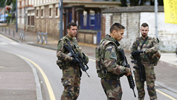 Солдаты на месте захвата заложников в церкви города Сент-Этьен-дю-Рувре