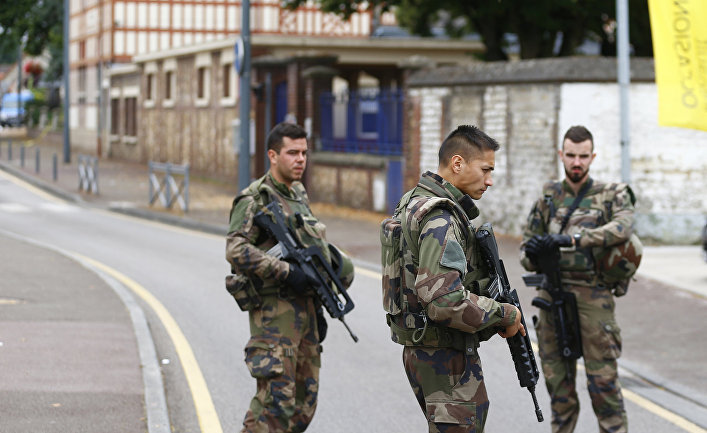 Солдаты на месте захвата заложников в церкви города Сент-Этьен-дю-Рувре