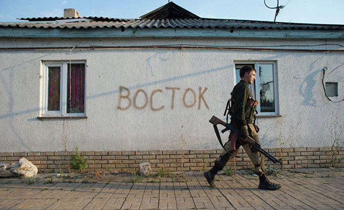 Боец 2-го батальона бригады "Восток" ополчения ДНР на позиции в поселке Спартак
