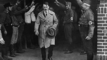 Адольф Гитлер выходит из мюнхенской штаб-квартиры партии