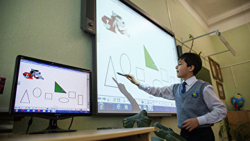 Ребенок использует сенсорную панель на уроке математики