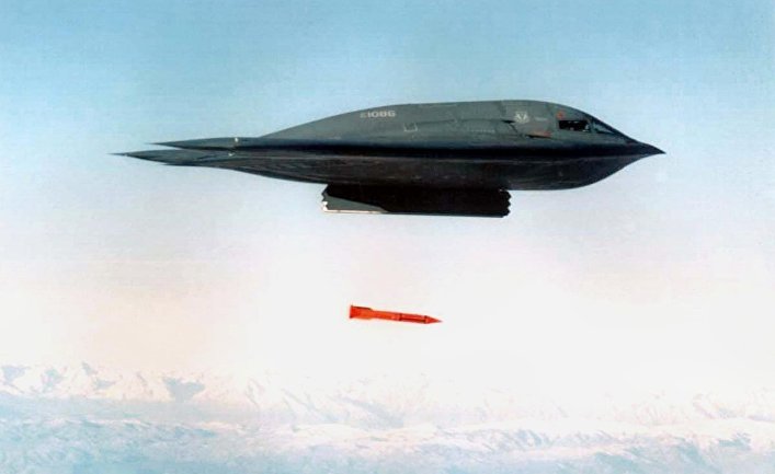 Американский бомбардировщик B-2 Spirit сбрасывает бомбу B61-11