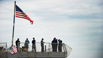 Моряки на корме американского эсминца класса «Арли Берк»