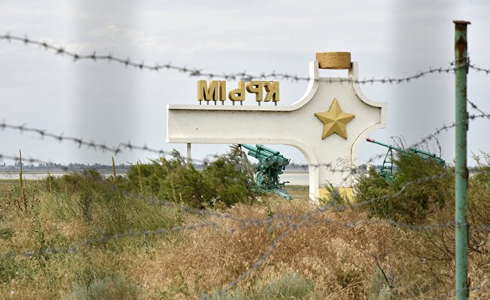 Стела с надписью «Крым» у пункта пропуска «Джанкой» на границе России и Украины