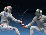 Николай Ковалев (Россия) и Альдо Монтано (Италия) в поединке соревнований по фехтованию на саблях на XXXI летних Олимпийских играх